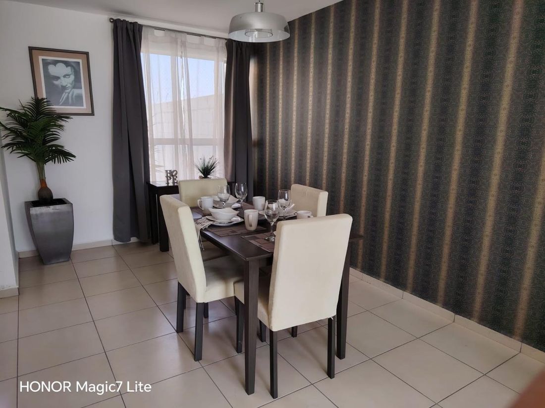 Comedor para cuatro personas junto a la ventana