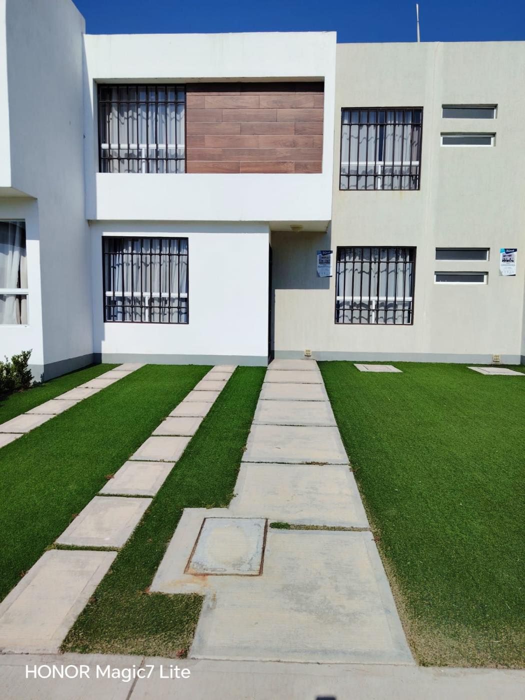 Fachada del modelo Magnolia con jardín y andador de entrada