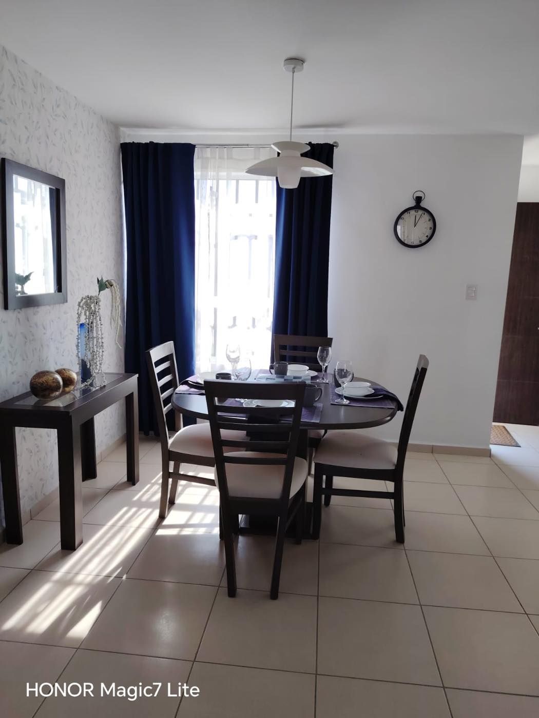 Comedor con ventanal al patio