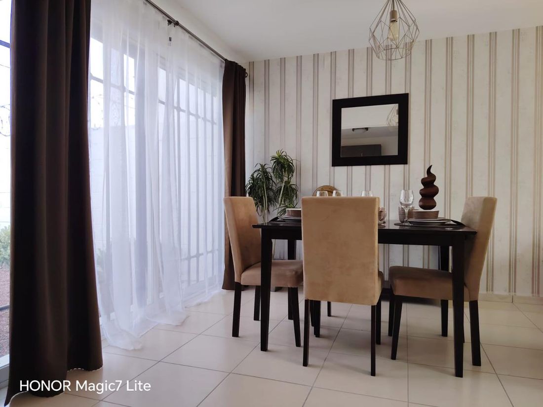 Comedor para cuatro junto al ventanal