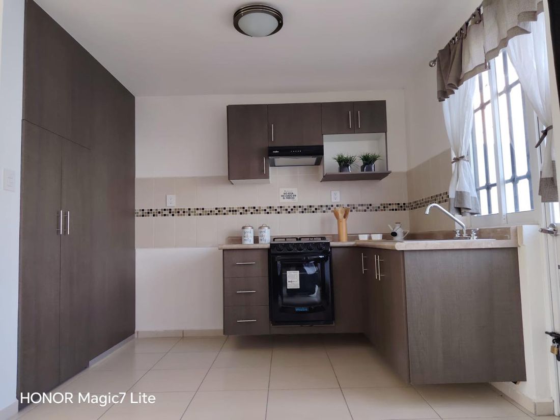 Cocina en L, con alacena de piso a techo