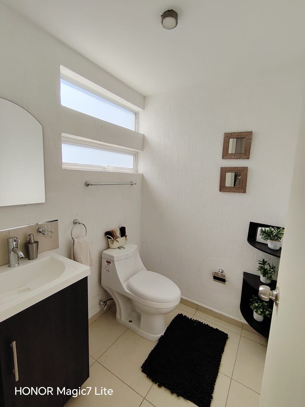Medio baño de planta baja con ventanas altas
