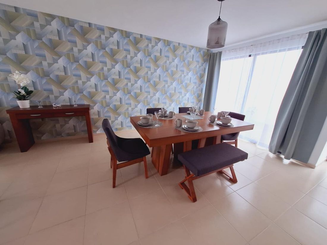 Comedor para seis junto al ventanal