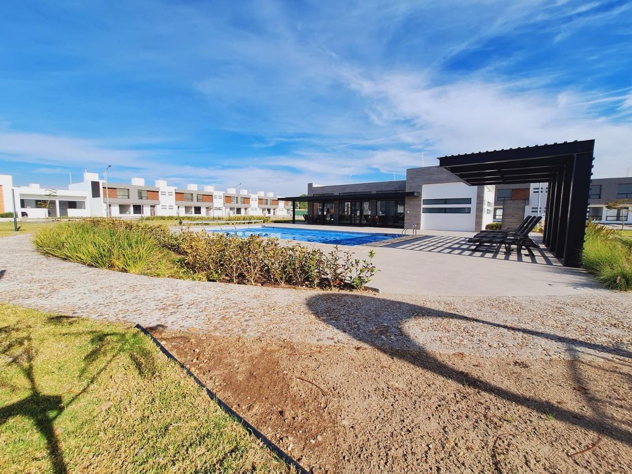 Alberca de Terra Residencial con la casa club al fondo