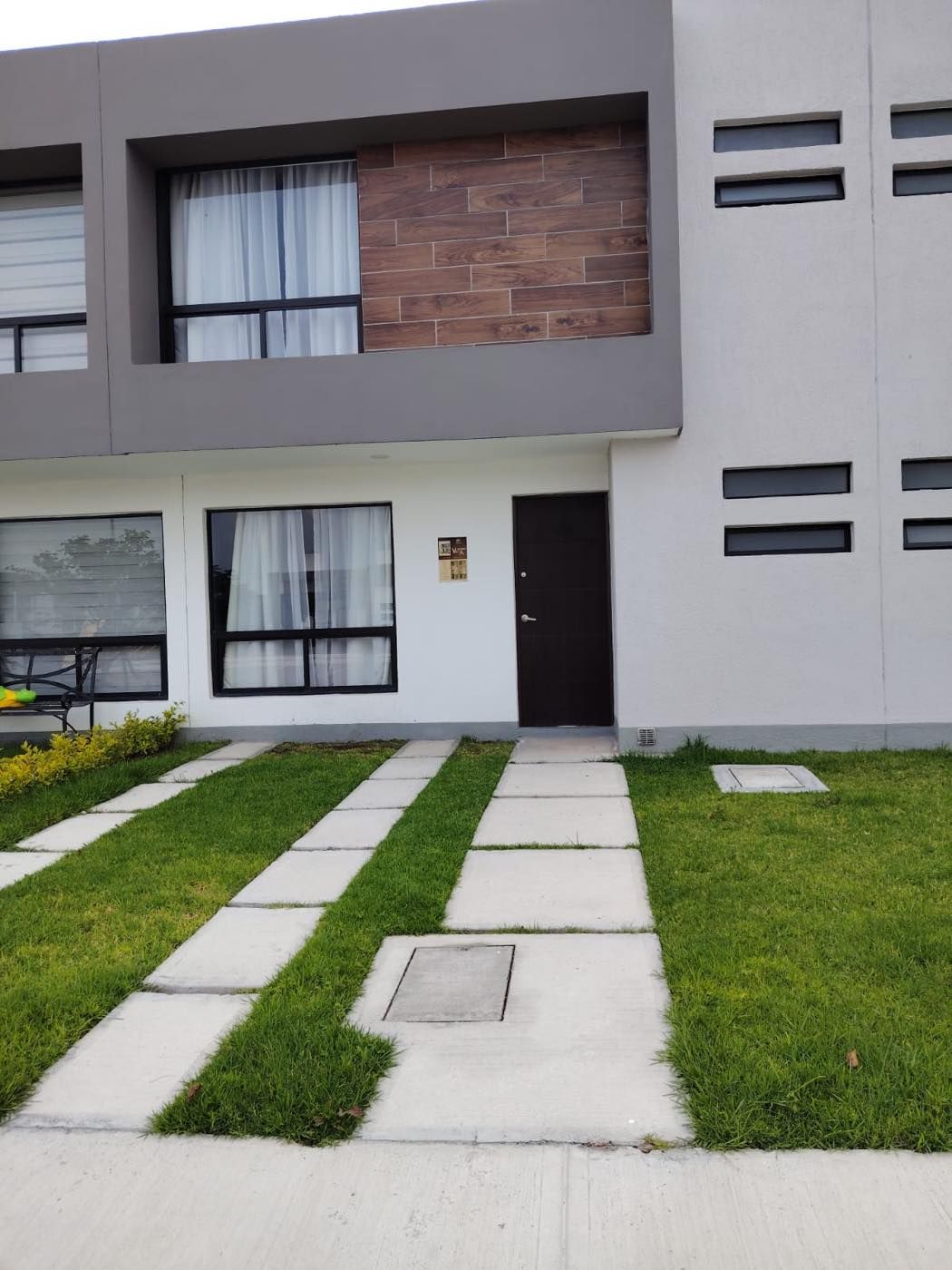 Fachada de la casa muestra del modelo Viena