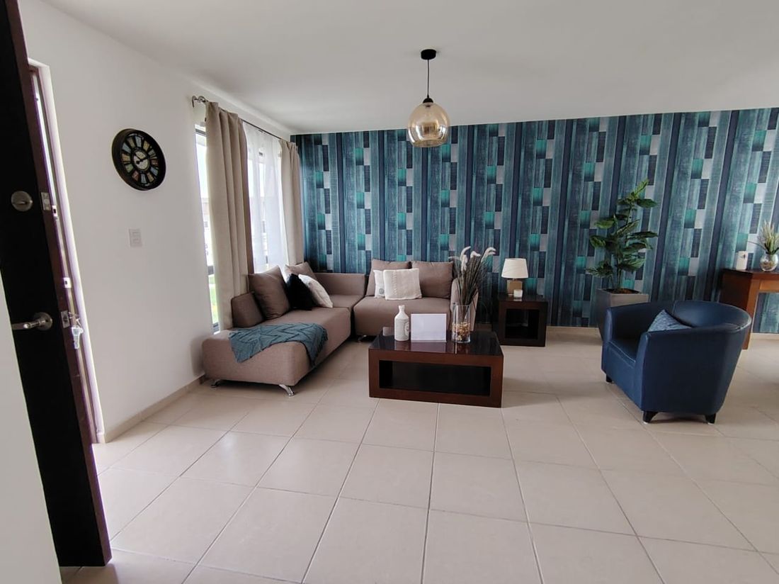 La sala, con salida directa al jardín