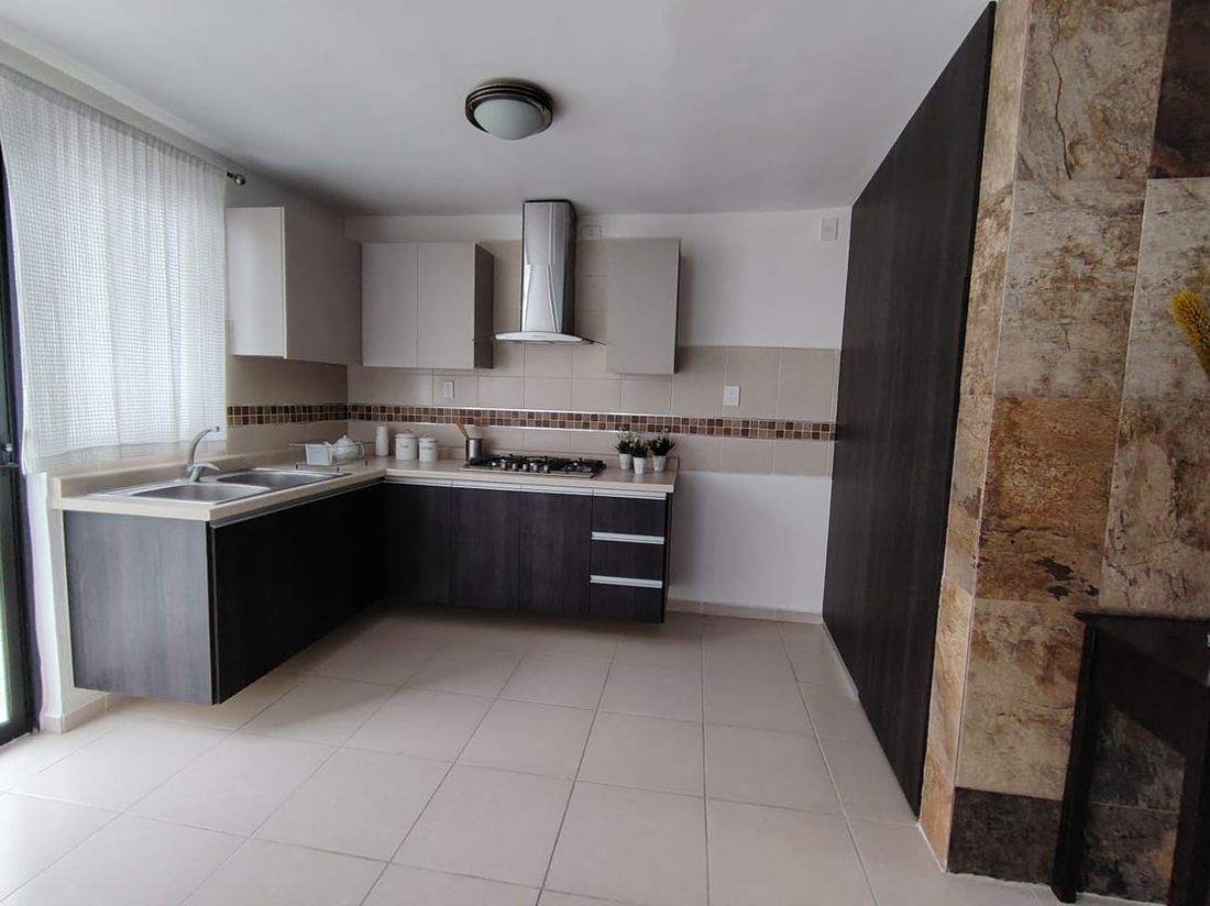 Cocina en L con campana, tarja doble y alacena