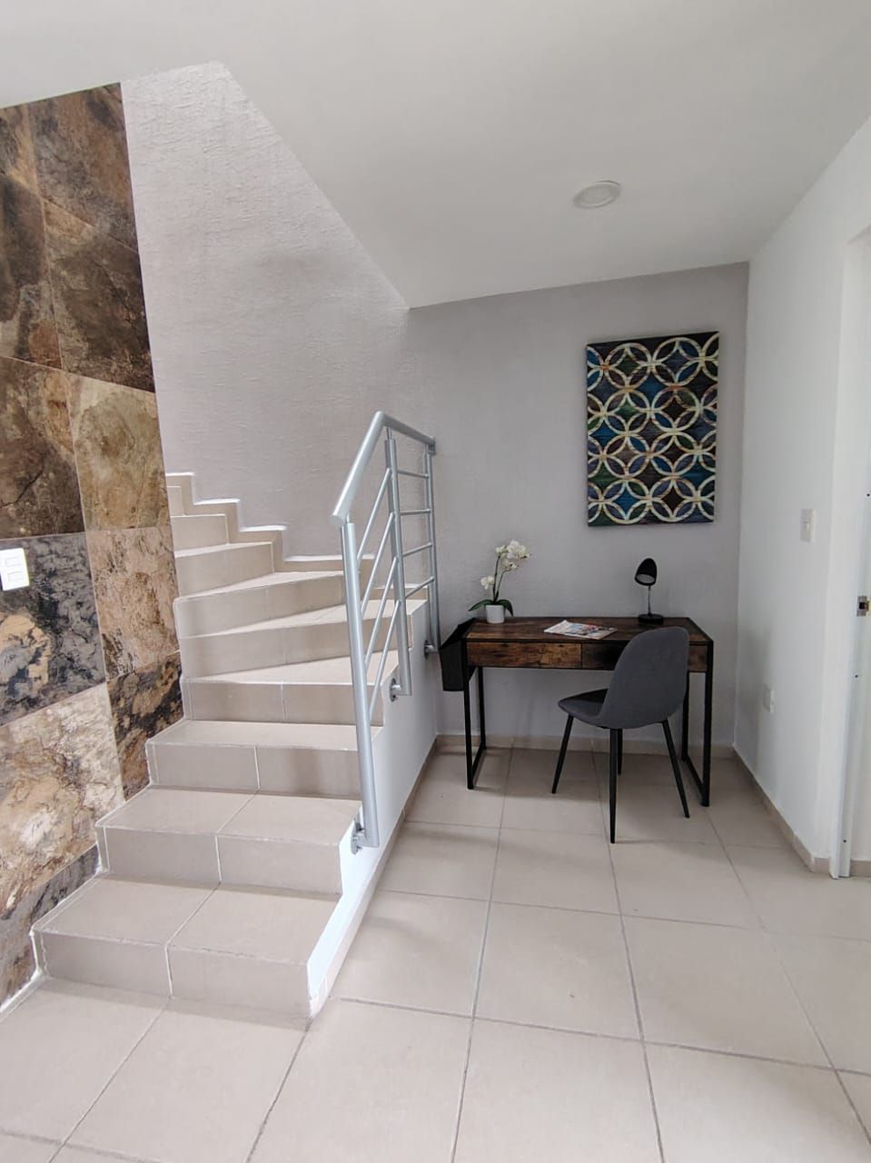 Escalera con muro de piedra y espacio para escritorio