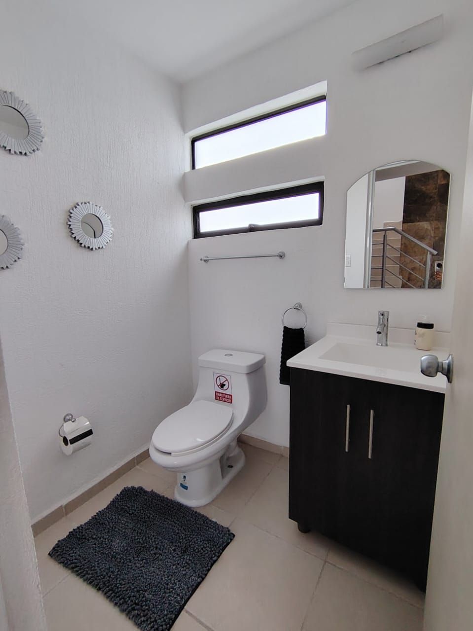 Medio baño de planta baja con ventanas altas