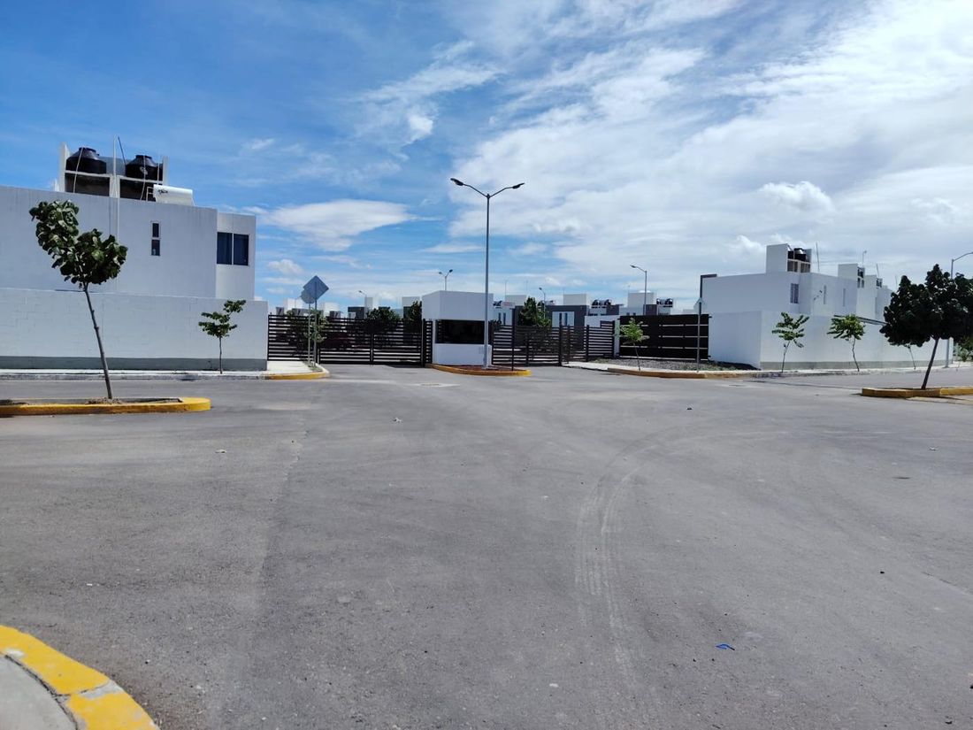 Acceso al circuito privado, con caseta de vigilancia