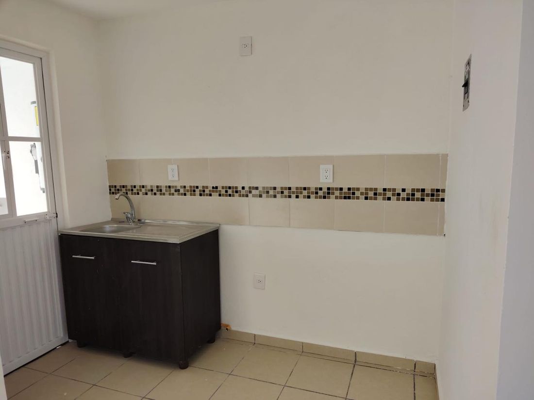 La cocina, con salida directa al patio de servicio