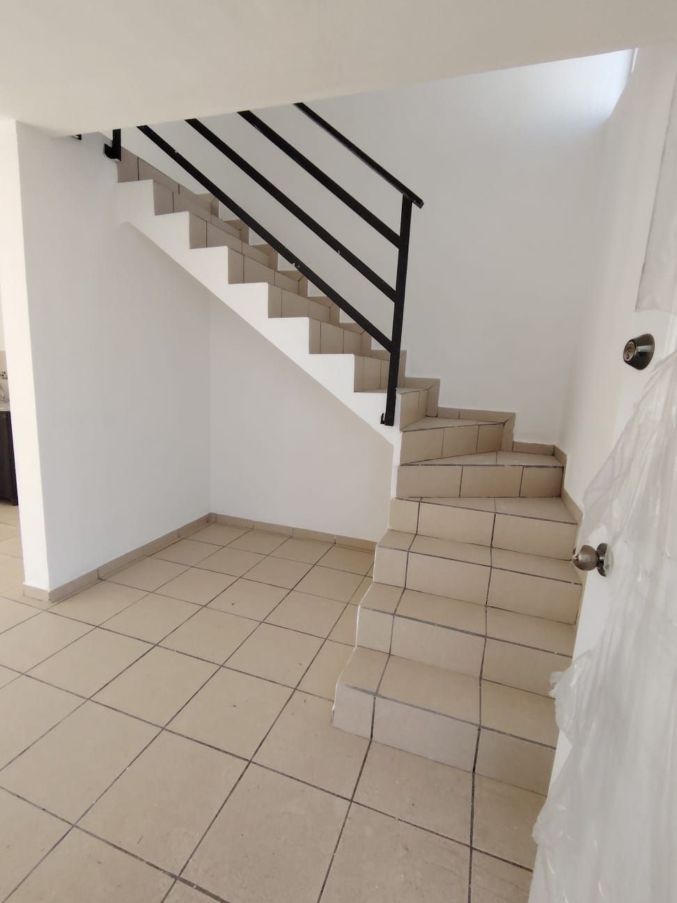 Escalera con barandal de herrería